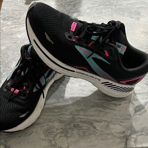 Brooks Women's Black and Pink Athletic Shoes